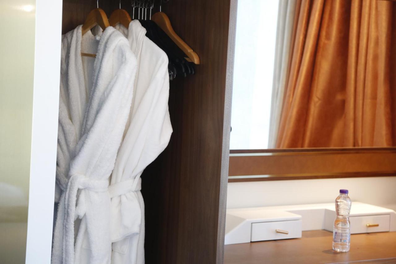 Waterfront Hotel Apartment Lusail Exterior foto A bathrobe hanging in a closet