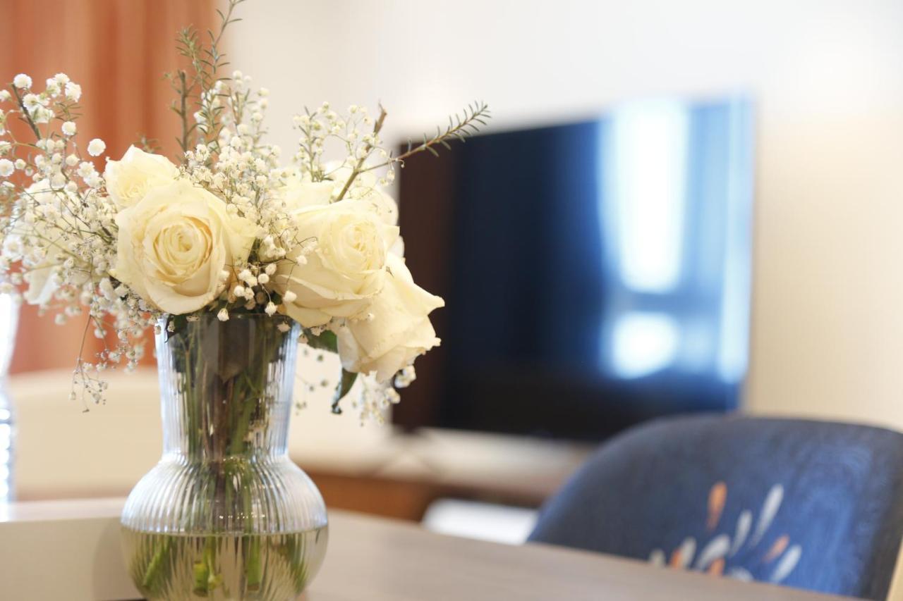 Waterfront Hotel Apartment Lusail Exterior foto A vase of flowers