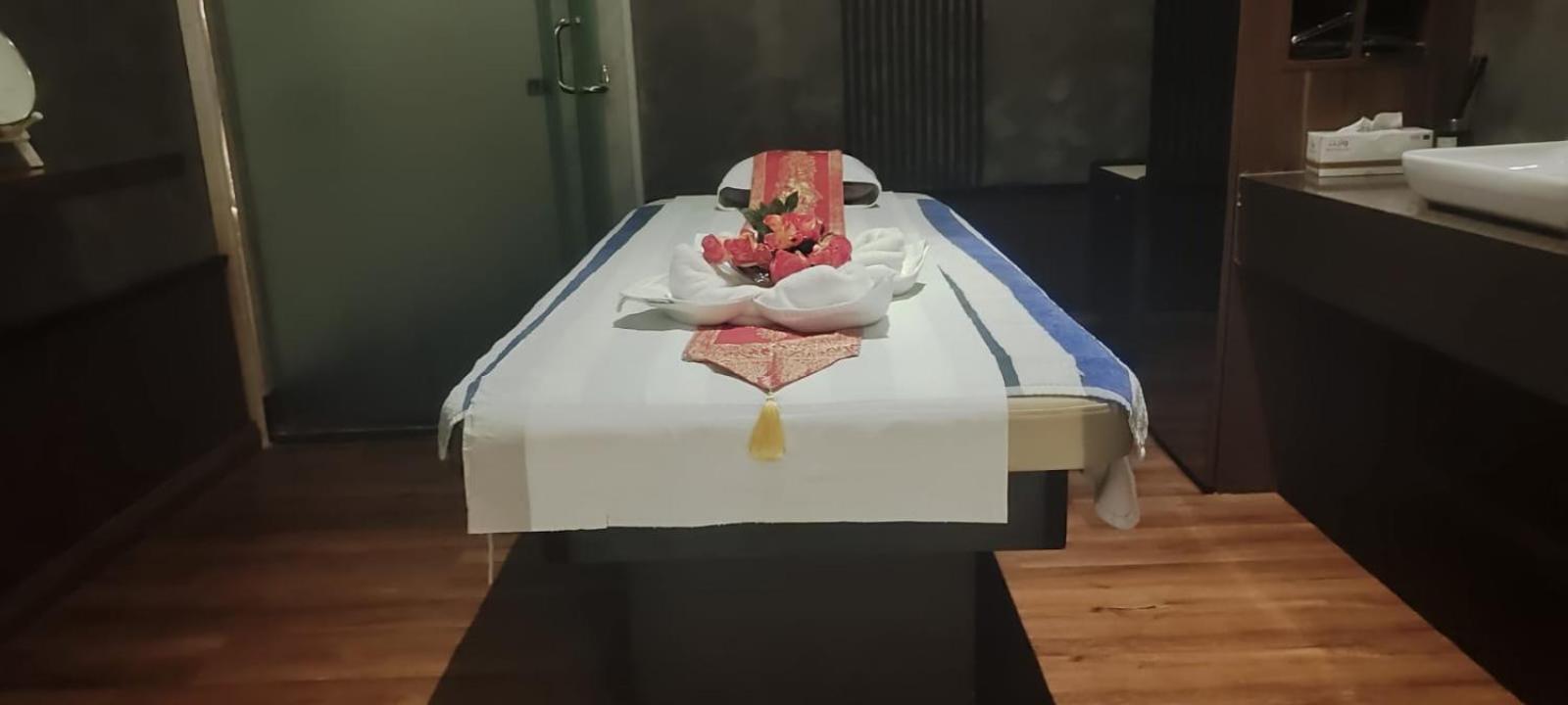 Waterfront Hotel Apartment Lusail Exterior foto A massage bed